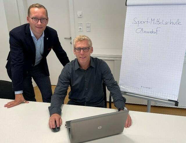 Der Bürgermeister von Oberndorf Georg Djundja mit dem Direktor der Sportmittelschule Oberndorf Jürgen Beranover. | Foto: Stadtgemeinde Oberndorf