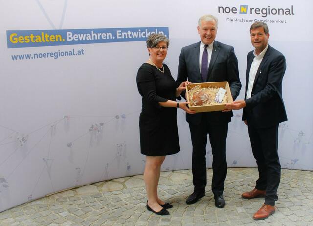 Geschäftsführerin Christine Schneider, Landesrat Martin Eichtinger und Geschäftsführer Walter Kirchler.