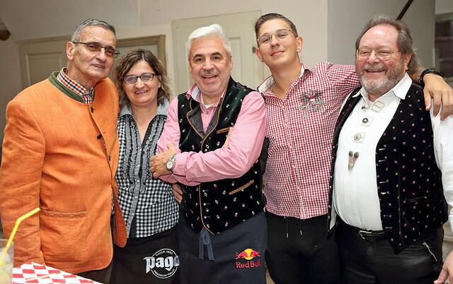 Heinz (Los Hombres), Wirtin Lilli Raunegger mit Lebensgefährten Grillmeister Herby, Sandro Raunegger und Boris (Los Hombres)