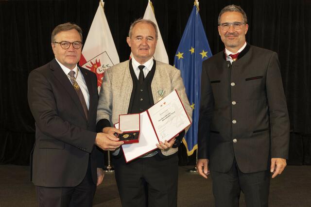 LH Günther Platter, Herbert Empl und Lh Arno Kompatscher bei der Verleihung  | Foto: die Fotografen 