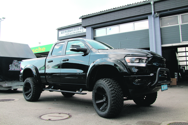 Kfz Prammer kümmert sich nicht nur um allfällige Reparaturen, auch Pick-ups wie der Dodge Ram werden angeboten.