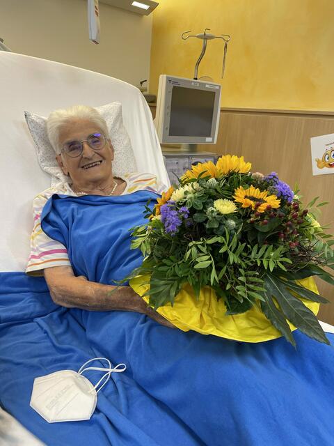 Blumen vom Bad Ischler Dialyseteam zum „5.000er“ für Frieda Schmaranzer.
