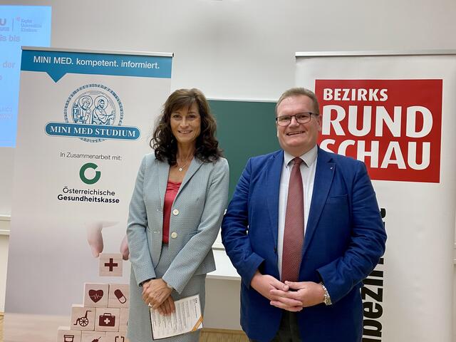 Von links: Moderatorin Christine Radmayr mit Primar Michael Gabriel, Vorstand des Instituts für Nuklearmedizin und Endokrinologiebei, beim letzten Mini Med Studium in Linz. | Foto: BRS/Gschwandtner