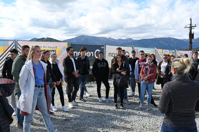 An der Landesberufsschule (LBS) Tamsweg fand eine österreichweite Immobilientagung statt. Einer der Höhepunkte war die Exkursion zum neuen Chaletdorf „Lerchpeunt“.