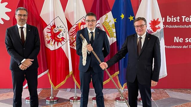 Der Euregio-Vorsitz geht von Tirol an das Trentino: LH Platter übergab den symbolischen Wanderstock an den nächsten Euregio-Präsidenten LH Fugatti.