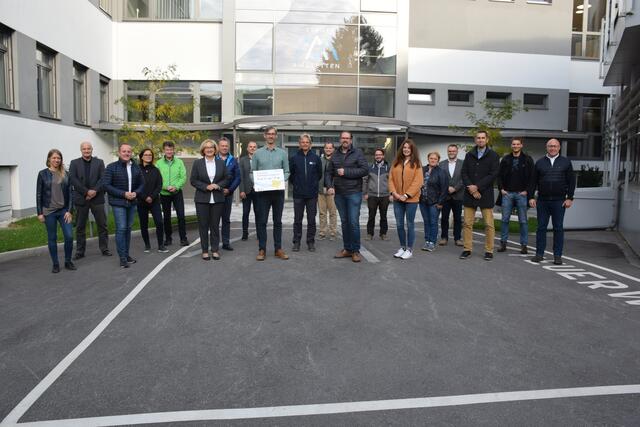 Anna Fink (ST3), Walter Öhlzelt (ST3), Peter Ebner (Vize-Bgm. Winklarn), Anita Hagler (GR Ardagger), Paul Kleindl (GR Viehdorf), Maria Kogler (Bgm. Neuhofen), Friedrich Pallinger (Bgm. Zeillern), Hannes Hinterbuchinger (AL Winklarn), Bernhard Zehetgruber (Mobilitätsmanagement Mostviertel der NÖ.Regional), Wolfgang Voglauer (IKW), Christoph Haselsteiner (Bgm. St. Georgen/Ybbs), Markus Brandstetter (Vize-Bgm. Amstetten), Georg Hahn (AL St. Georgen/Ybbs), Cornelia Kaufmann (Stadtwerke Amstetten), Rosemarie Demel (Gemeinde Euratsfeld), Johann Engelbrechtsmüller (Vize-Bgm. Euratsfeld), Richard Pouzar (RU7), Thomas Wiesmann (STBA6), Dieter Stadlbauer (Stadtgemeinde Amstetten)
Fotocredits: Thomas Leitsberger (Stadtgemeinde Amstetten)