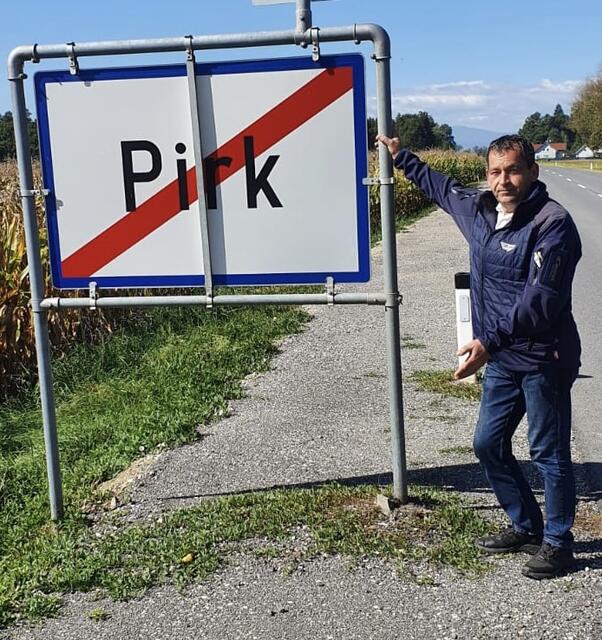 Helmut Nikel Obmann von der Bürger Allianz Grafenstein mit der Pirker Ortstafel mitten am Gehweg.  | Foto: Privat