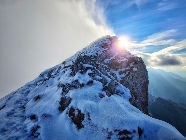Traumhaftes Bild von Regionaut Hahn: Sonne und Nebel, Blick auf die Planspitze im Gesäuse.
