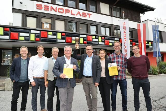Landeshauptmannstellvertreter Heinrich Schellhorm mit Günther und Susanne Klepsch und dem Führungsteam der Firma Senoplast in Piesendorf.