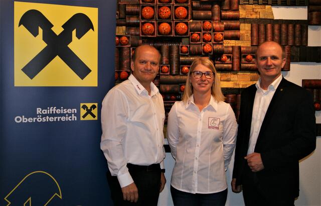 Grenzlandtheater Waldhausen. Obmann (Franz Aigner) und Stellvertreter (Petra Zeh) bei Sponsor Bankstellenleiter Alfons Puchner Raiffeisenbank Perg.