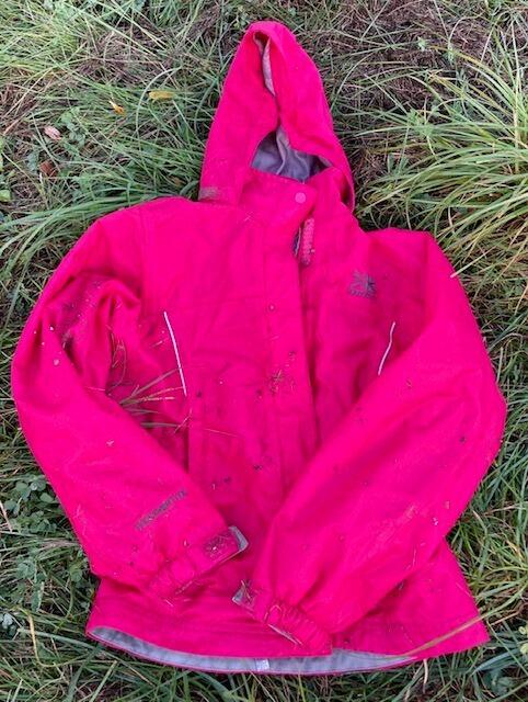 Aufgepasst! Wem gehört diese Kinderjacke? Sie wurde auf Höhe Schönauerstr. 19 in Kottingbrunn im Wr. Neustädter Kanal aufgefunden und herausgefischt.