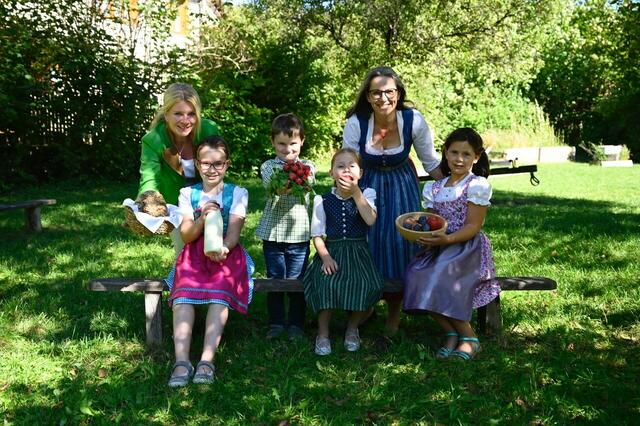 NÖ Landes- und Bundesbäuerin Irene Neumann-Hartberger mit der Direktorin der Volksschule Pernitz Eva-Maria Spiwak und Schulkindern.