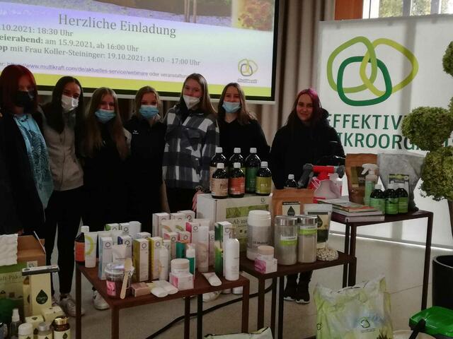 Die Schülerinnen der Fachschule Mistelbach machten einen Abstecher zur Firma Multikraft.