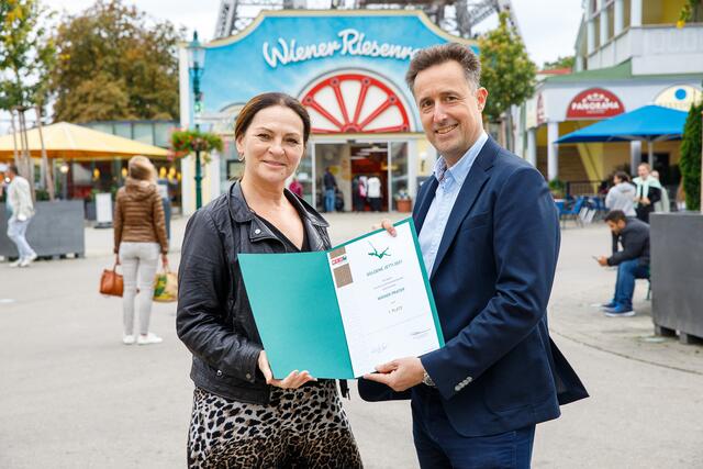 Überreichung des "Goldene Jetti" an den Wiener Prater (v.l.): Wiener Praterverband Vizepräsidentin Silvia Lang und Spartenobmann Markus Grießler.