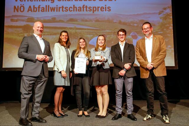 Gute Laune bei der Verleihung des Niederösterreichischen Abfallwirtschaftspreises hatten (v. l. n. r.) Obmann der Wirtschaftskammer NÖ Thomas Kasper, Geschäftsführerin Eva Maria Kassl, die Schüler Anna Schauer, Theresa Stockner und Sebastian Temper und Lehrkraft Klaus Gramer von der HLUW Yspertal.
