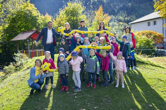 Am Foto vorne links Dr. Mutzl, hinten von links nach rechts Schuschnig, Päd. Kerstin Brunner, Anna Kohlmayer (Ausschussobfrau), Melanie Golob (Referentin) und Michaela Wallner (Leiterin) mit Kindern