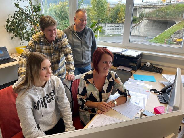 Liel Köbele-Strigl mit Claudia Maurer, Verwaltungsleiter Prok. Gregor Bissinger und Simone Kopp (v.l.).