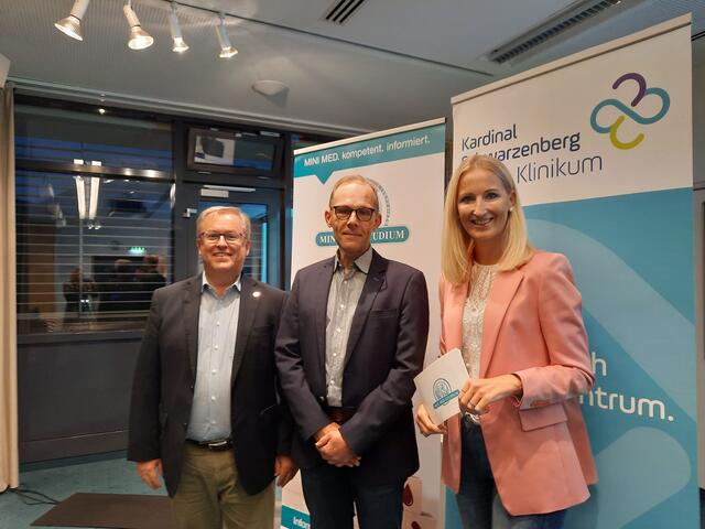 Beim Auftakt des Mini Med Studiums in St. Johann: Wolfgang Reiger (ÖGK), Primar Christof Bocksrucker und Moderatorin Angelika Pehab.