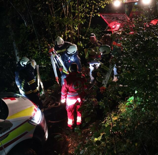 Auf einer unbefestigten, steilen Straße kam das Rettungsfahrzeut ins Rutschen und blieb im Morast stecken.