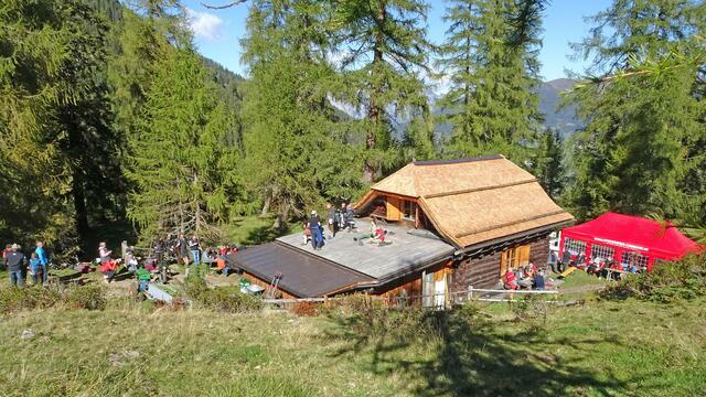 Die Landecker Schihütte im Urgtal erhielt ein neues Schindeldach.