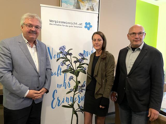 Notar Leopold Dirnegger, Bianca Weissel (Hilfswerk international) und Markus Aichelburg (Vergissmeinnicht)

 | Foto: Karin Zeiler / Bezirksblätter NÖ