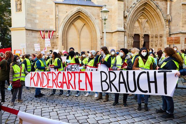 Rund 2.500 Pädagoginnen und Pädagogen aus unterschiedlichen Bundesländern protestierten am Minoritenplatz.