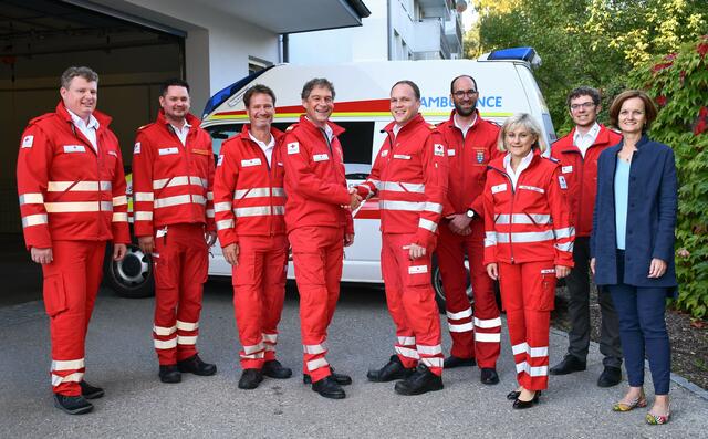 Herbert Haselsteiner (Amstetten), Daniel Penzendorfer (St. Peter/Au) und Michael Praska (St. Valentin) sowie Bezirkshauptfrau Martina Gerersdorfer und die Bezirksstellenleiter Kurt Marcik (Waidhofen/Ybbs), Beatrix Lehner (Amstetten) und Michael Halmich (St. Peter/Au) bei der offiziellen Amtsübergabe des Bezirksrettungskommandanten von Wolfgang Frühwirt (l.) an Thomas Frühwirt (r.).