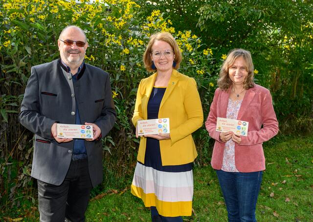 Emmaus-Geschäftsführer Karl Langer, Landesrätin Christiane Teschl-Hofeister, City-Farm-Leiterin Gabriele Kellner. | Foto: NLK_Burchhart