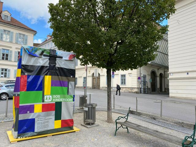 Dieser drei Meter große Rucksack steht seit wenigen Tagen am Grazer Freiheitsplatz.  | Foto: SOS Kinderdorf