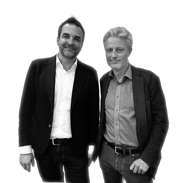 Florian Klenk (l.), Chefredakteur der Wiener Stadtzeitung Falter, wurde bereits mehrfach für seine journalistische Aufdeckungsarbeit ausgezeichnet. Der bekannte und ebenfalls preisgekrönte Kabarettist, Autor und Schauspieler Florian Scheuba (r.) beschäftigt sich in der Form des investigativen Kabaretts seit Jahren mit der österreichischen Gesellschaft, Politik und Realität.
