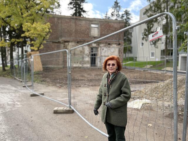 Carola Röhrich von der Initiative Steinhof erhalten vor der zum Teil abgerissenen Fleischerei. | Foto: Michael J. Payer