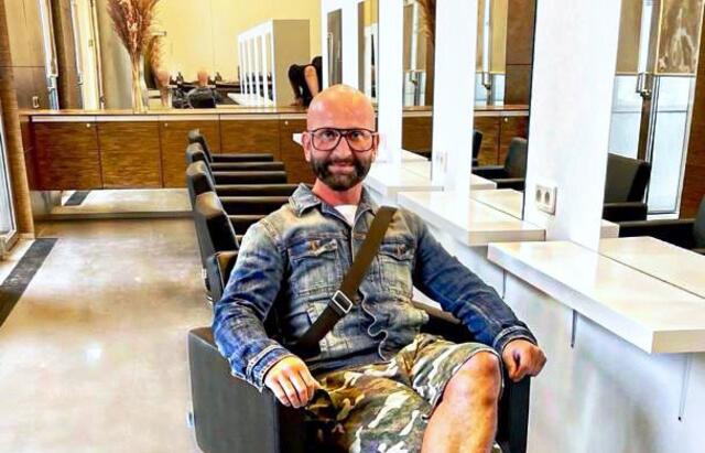 Dieter Ferschinger in seinem "Ersatzsalon", der nach dem Brand gesperrt ist. Er hofft auf baldige Wiedereröffnung und sucht nach Ausweichmöglichkeiten.