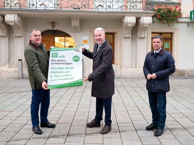 LAbg. Stadtrat Franz Dinhobl, Bürgermeister Klaus Schneeberger und wnsks-Geschäftsführer Peter Eckhart präsentieren die Bus-Aktion zu Allerheiligen.