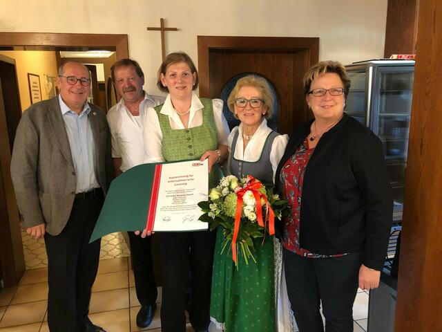Manfred Kainz, Obmann der Wirtschaftskammer Deutschlandsberg (l.) und seine Stellvertreterin Andrea Krauß gratulieren der Familie Heinzl mit Evelyne (2.v.r), und Tochter Christina.