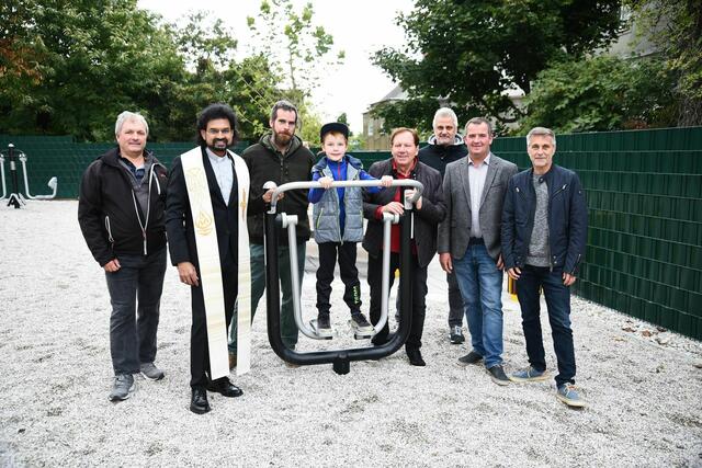 Bei der Eröffnung des Fitness- und Motorikparks (v.l.n.r.): GR Hannes Weghofer, Ortspfarrer Angelo Rajaseelan, GV  Martin Müller mit Sohn Maximillian, Bürgermeister Matthias Weghofer, GV Wolfgang Sieger, GV Christoph Ramhofer und Vizebürgermeister Josef Habeler | Foto: Marktgemeinde Wiesen