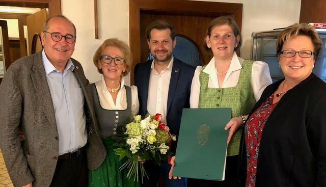 Manfred Kainz, Obmann der Wirtschaftskammer Deutschlandsberg (l.) und seine Stellvertreterin Andrea Krauß gratulieren der Familie Heinzl mit Evelyne (2.v.r), und Tochter Christina.