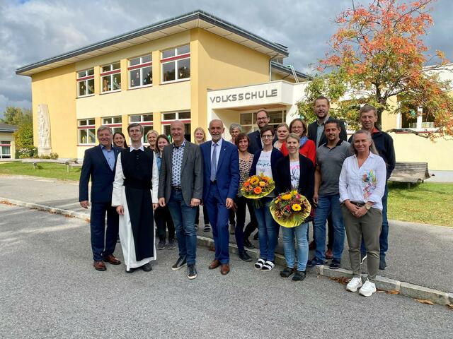 v.l.: Vzbgm. Günther Prinz, Cornelia Kreutzer, Pater Bernhard Prem, Michaela Scheidl, Kerstin Kolm, OSR Bernhard Bachofner, Melanie Laister, Bgm. Josef Schaden, SR Ingrid Reuberger, Renate Schröfl, GR Christopher Edelmaier, Bianca Dorn, GR Sandra Krecek, Manuela Prinz, GR Bettina Kienmayer, GR Markus Rabl, Alexander Dorn, Alexandra Hipp, Franz Blauensteiner