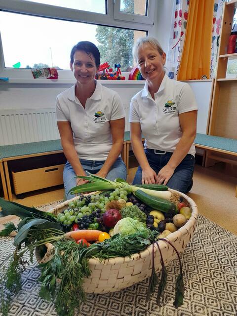 Die Bäuerinnen aus Sattledt brachten frische Lebensmittel in den örtlichen Kindergarten.