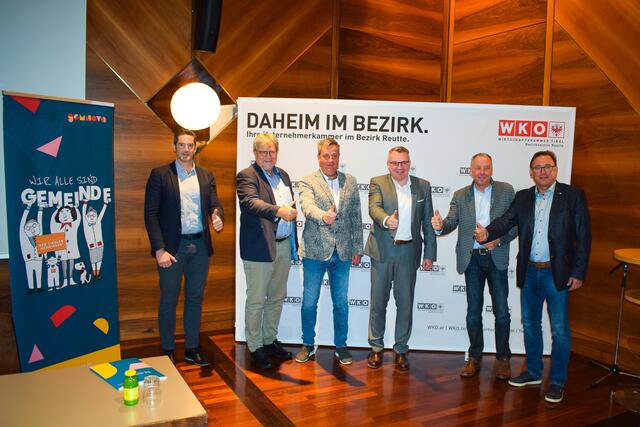Nikolaus Kraak (GemNova), Bgm. Martin Schädle, Bgm. Martin Hohenegg, LR Johannes Tratter, Bgm. Wolfgang Winkler, Bgm. Heinrich Ginther (v.l.) stellten die Neuorganisation vor. Nicht im Bild: Karina Konrad.