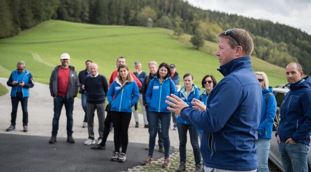 Eine Wanderung zum Vöckla-Ursprung stand zum 42-jährigen Firmenjubiläum von HIPI am Programm.
Stefan Hitzfelder (im Bild vorne) erzählte spannende Geschichten über den Fluss.