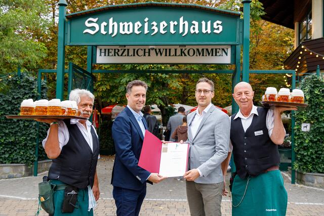 Überreichung "Goldener Schani" an das Schweizerhaus: 
 Spartenobmann Markus Grießler (2.v.l) und Schweizerhaus Junior Chef Karl Hans Kolarik (2.v.r.) | Foto: WKW/Florian Wieser