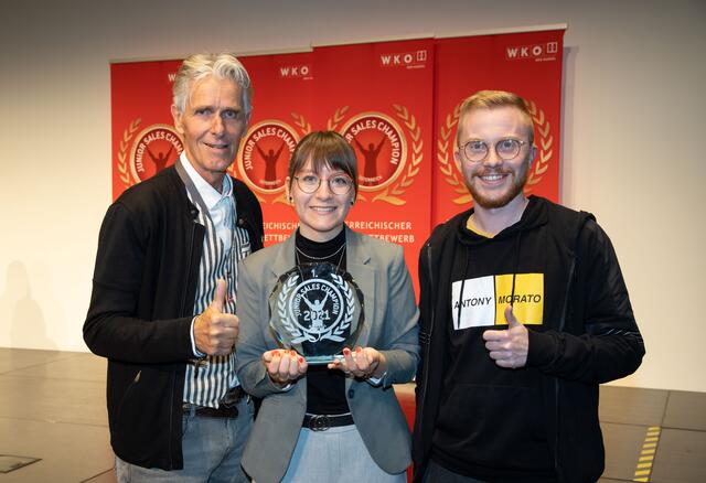 Mit „Junior Sales Champion Austria 2021“ Tara Fuchs freuen sich auch ihr Chef Levi Gezzele (r.) von Optik Gezzele in Reutte und das Tiroler Jury-Mitglied Günter Egger (l.).