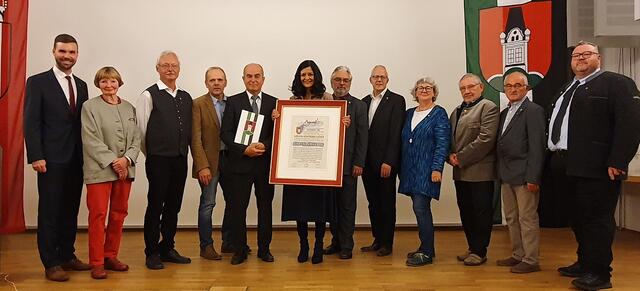 Bürgermeister David Bergsmann (l.) und Vizebürgermeister Thomas Eder (r.) flankieren die Geehrten (von links): Ehrentraud Gasser-Grabow, Roland Rockenschaub, Harald Grüner-Mühlbachler, Franz Leitner, Kahtrin Kühtreiber-Leitner, Jean-Pierre Sageder, Josef Aistleitner, Christiane Jogna, Manfred Weilguni und Alfred Auer.