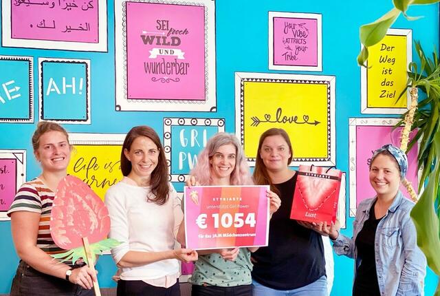 Bei der Spendenübergabe für das JA.M Mädchenzentrum: Magdalena Lenger, Katharina Schnellnegger, Birgit Hofstadler (Leitung JA.M Mädchenzentrum), Marlies Jaklitsch, Susanne Alter.