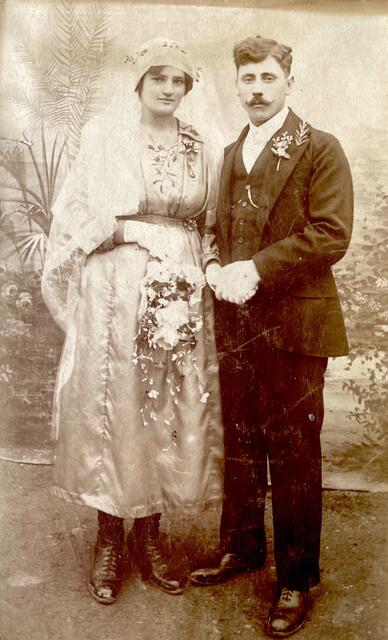 Das Bild zeigt das Ehepaar Michael und Maria (geb. Jagenbrein) Blumauer. Das Foto wurde im November 1921, also vor genau 100 Jahren aufgenommen. Das Hochzeitskleid ist eigentlich blau mit schwarzen Stickereien, was man am Foto leider nicht erkennen kann und es hängt noch immer auf einer Puppe bei Frau Pastler Zuhause. Sie hat das Kleid es beim Ausräumen ihres Dachbodens wieder entdeckt, später hat ihre Mutter noch das Foto gefunden, das bestätigt wie alt das Kleid wirklich ist.