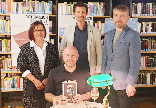 Leiterin Bücherei Sabine Zeitsek, Autor Daniel Wisser, Bürgermeister René Lobner, Umweltstadtrat Mathias Bratengeyer.