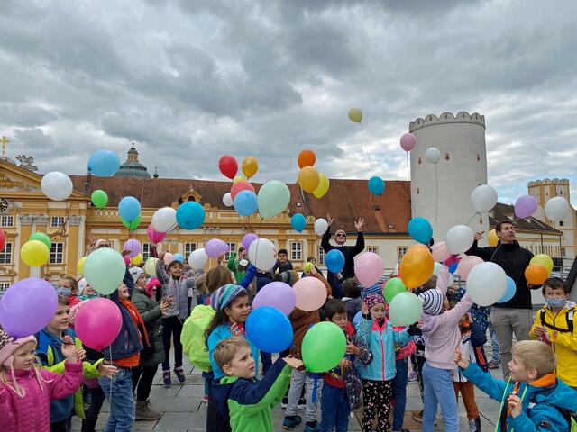 Die Kinder der Löwenhöhle Melk ließen Luftballone in die Luft steigen.
