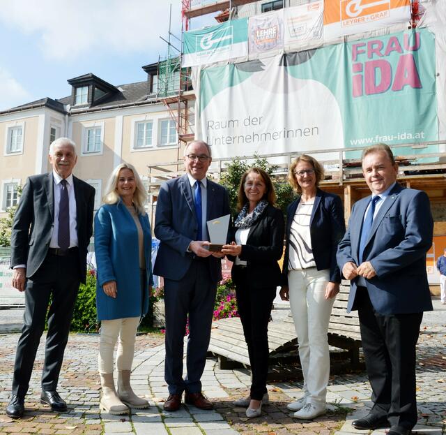 Das Projektteam FRAU iDA mit Gästen (von l.nach r.): Obmann der Raiffeisenbank Gerhard Preiß,
Vorstandsmitglied der Waldviertler Frauenwirtschaft Antonia Kastner, Schirmherr von Neu.Land.Leben Stephan Pernkopf, Obfrau Verein Waldviertler Frauenwirtschaft Anne Blauensteiner, Vorstandmitglied Waldviertler Frauenwirtschaft Claudia Neulinger, Vorstandsmitglied Waldv. Frauenwirtschaft, Bürgermeister Zwettl Franz Mold.