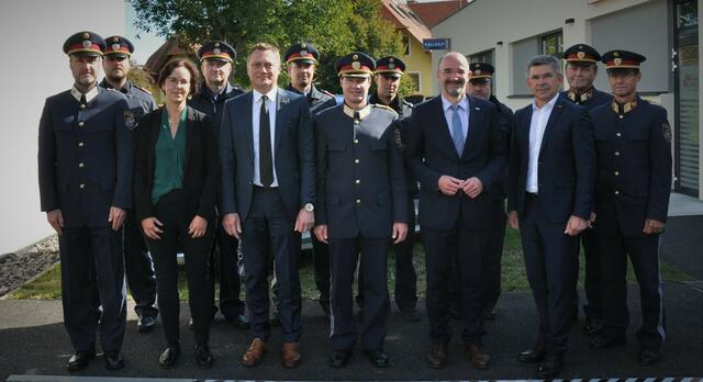 Eine Abordnung der Polizei mit Landespolizeidirektor Gerald Ortner (M.) sowie u.a. Bürgermeister Manfred Reisenhofer (5.v.l.) und Landtagsabgeordnetem Franz Fartek (3.v.r.). | Foto: LPD Stmk/Hellinger