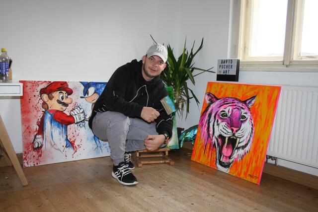 David Pucher Art mit zwei seiner farbenfrohen Werke.